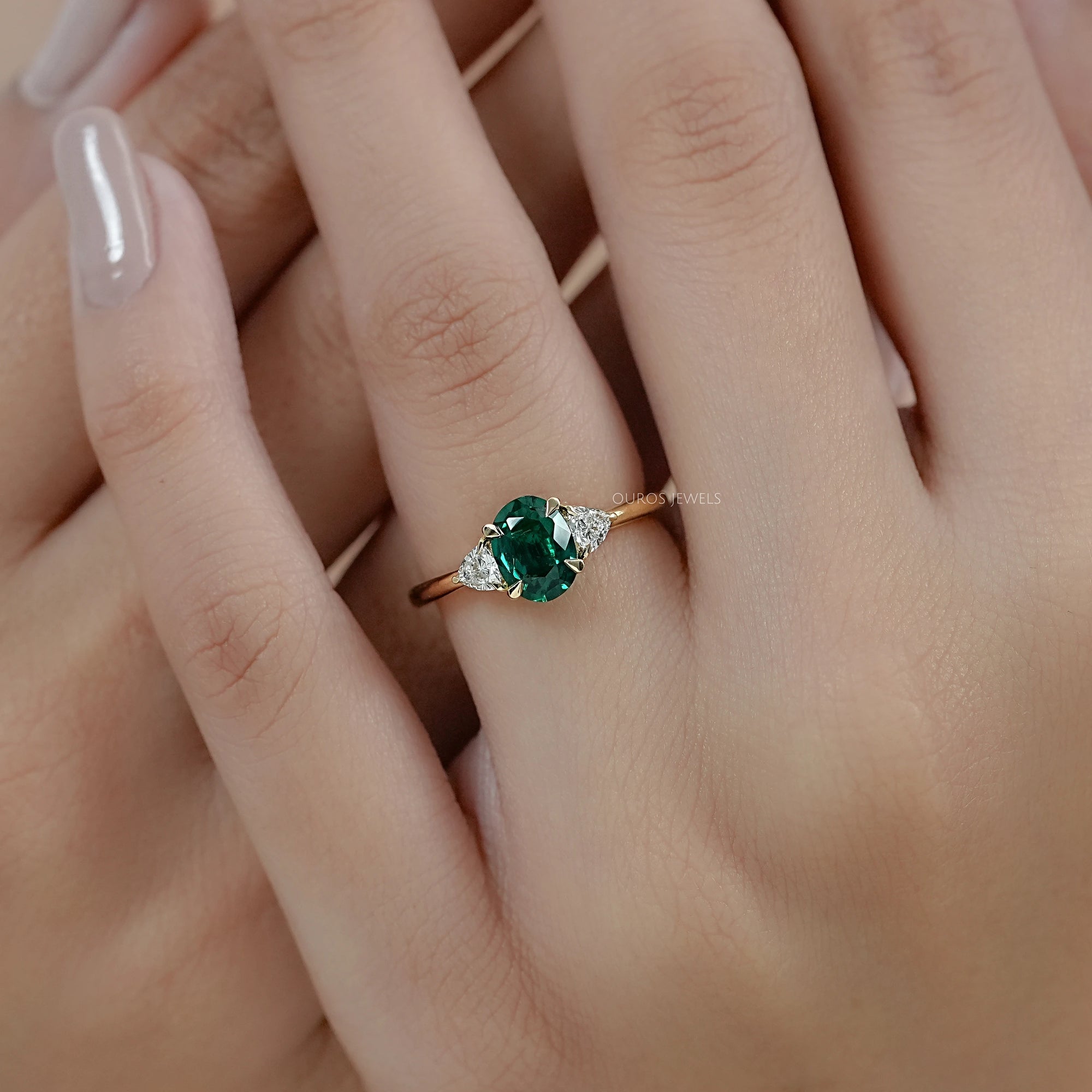 Bague à trois pierres avec pierre précieuse émeraude