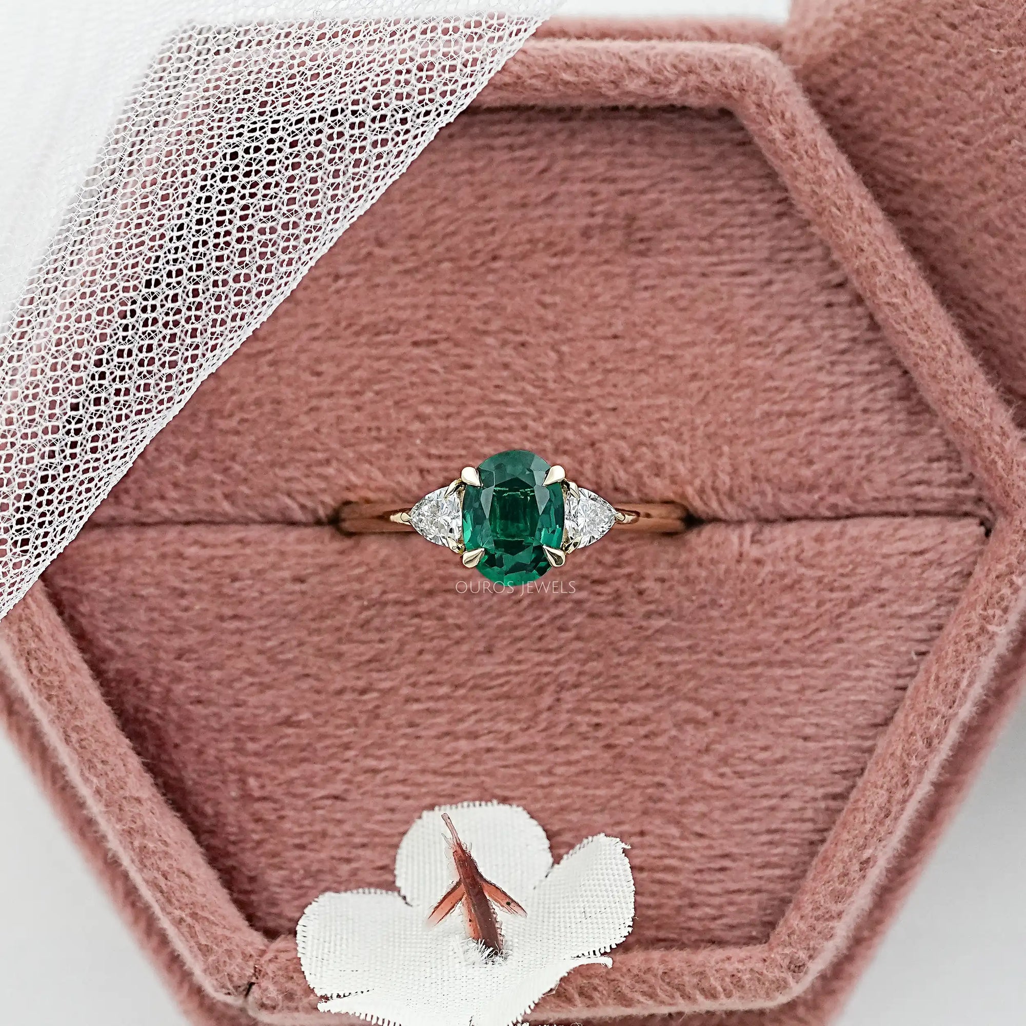 Bague à trois pierres avec pierre précieuse émeraude