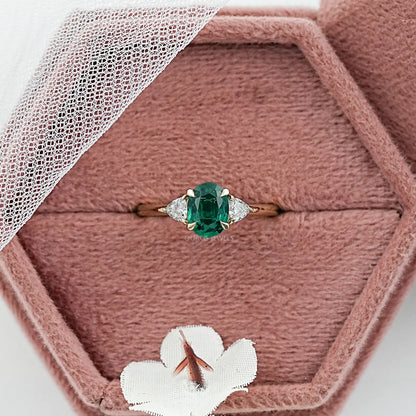 Bague à trois pierres avec pierre précieuse émeraude