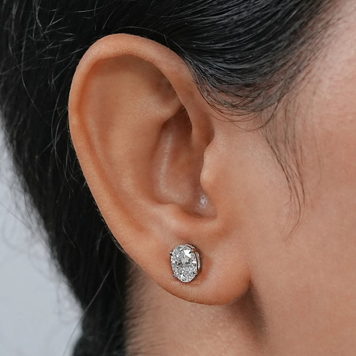 Boucles d'oreilles à tige en diamants de laboratoire à taille ovale