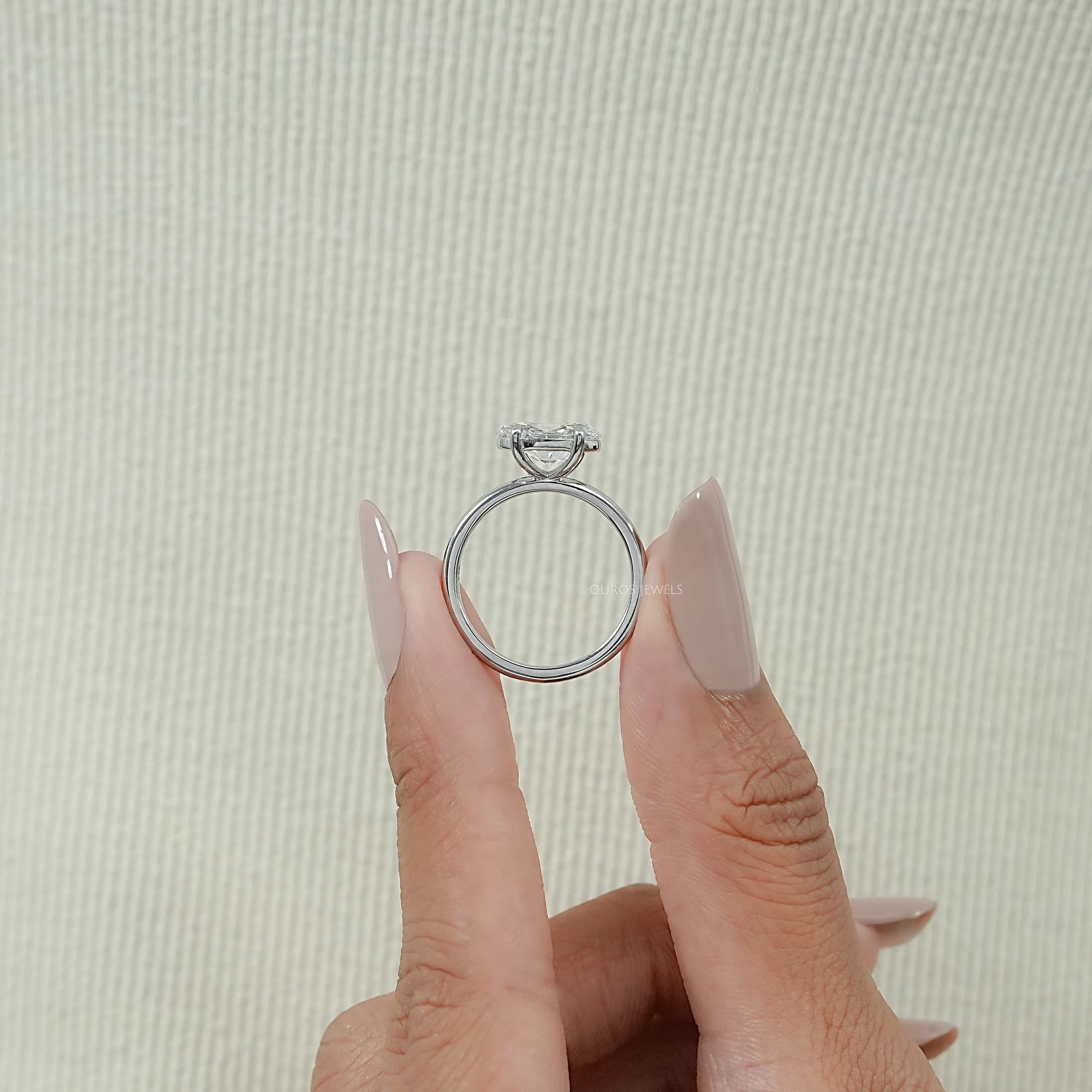Bague solitaire de laboratoire taille poire sertie de lunette