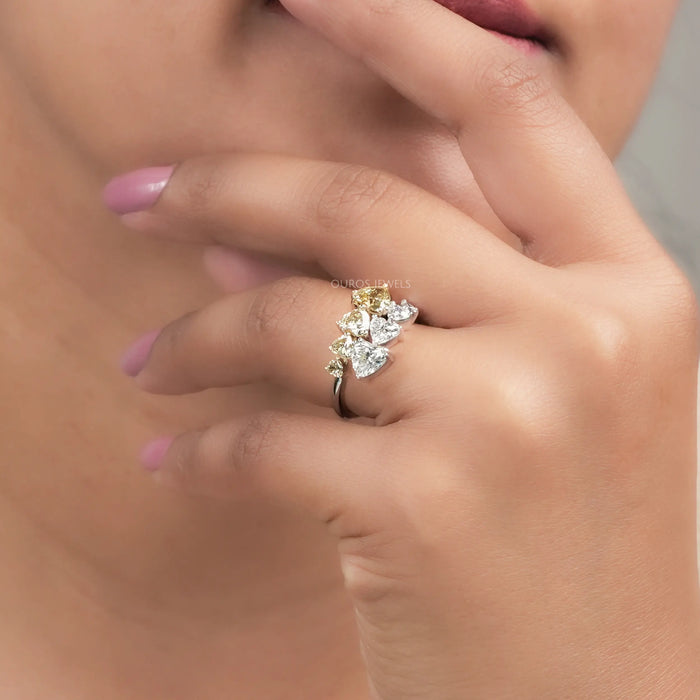 Bague de contournement avec diamants de laboratoire taillés en cœur jaune