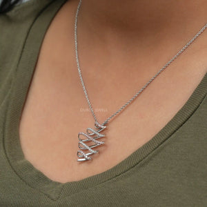 [A Women Wearing White Gold Zig Zag Round Diamond Pendant]-[Ouros Jewels]