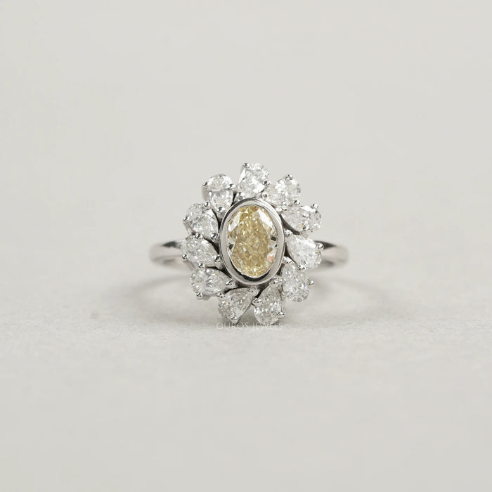 Bague à diamants ovales jaunes avec halo en forme de poire