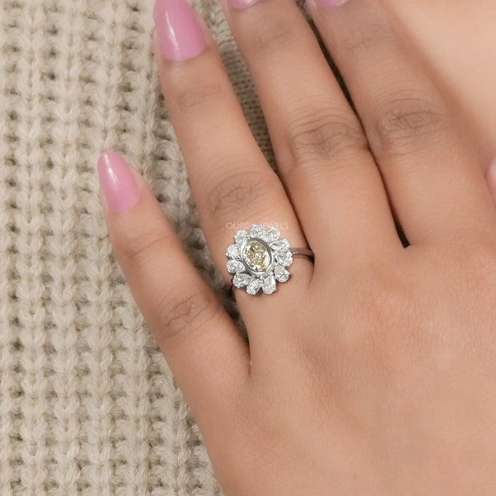 Bague à diamants ovales jaunes avec halo en forme de poire