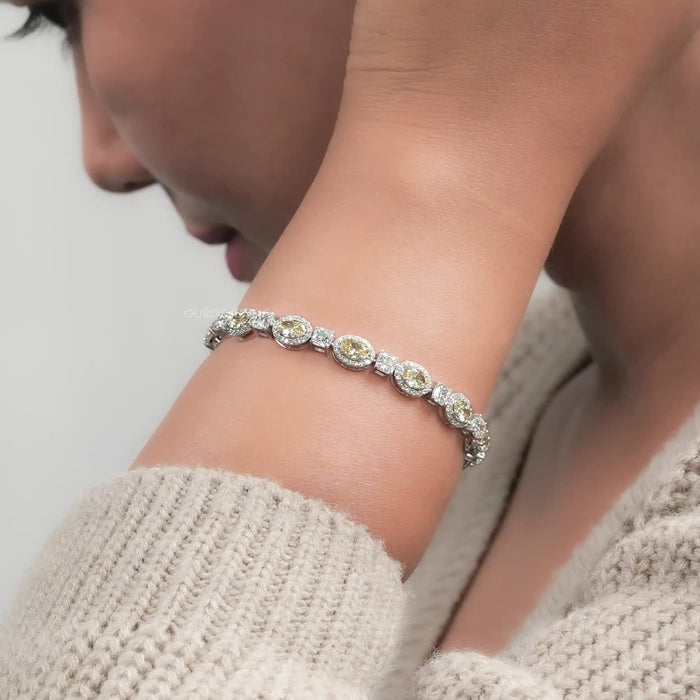 Bracelet avec diamants de laboratoire jaunes à taille ovale et halo