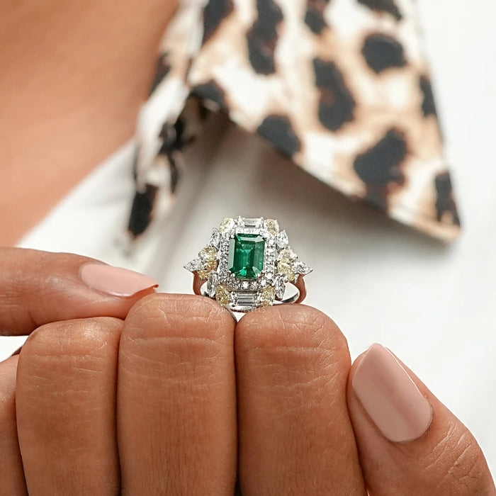 Bague de fiançailles avec diamant émeraude vert à double halo