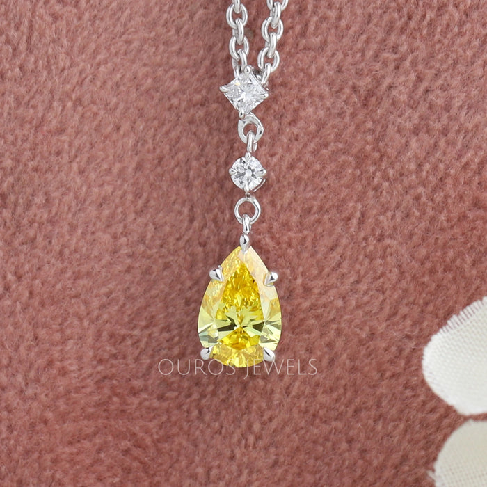 Pendentif à trois diamants taille poire jaune