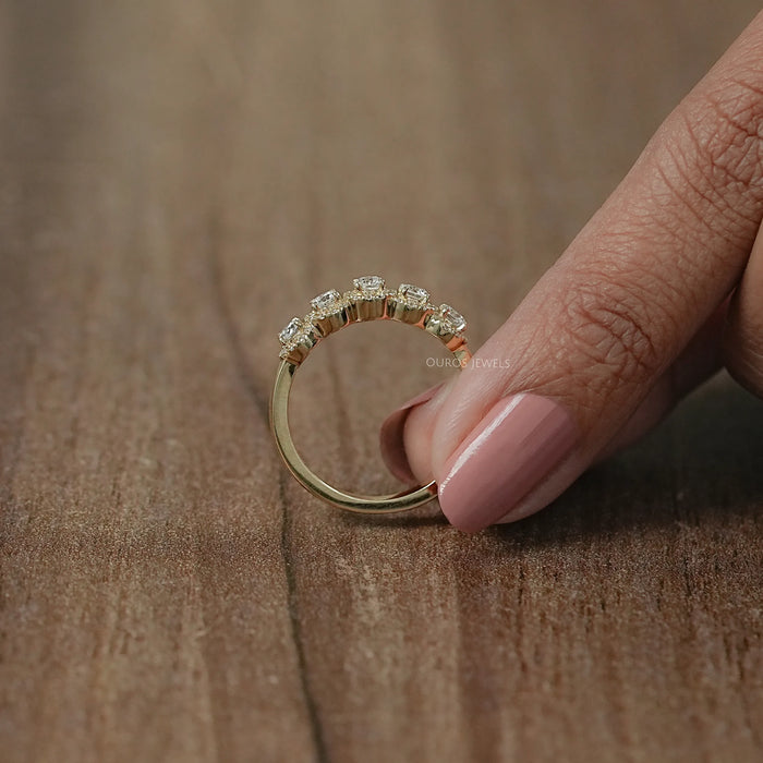 Alliance de mariage à cinq diamants ronds avec halo