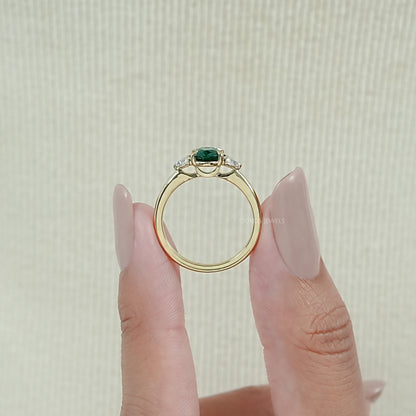Bague à trois pierres avec pierre précieuse émeraude