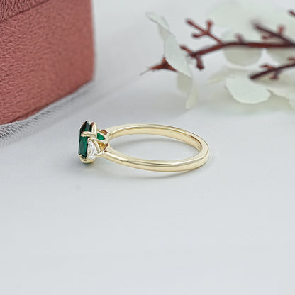 Bague à trois pierres avec pierre précieuse émeraude