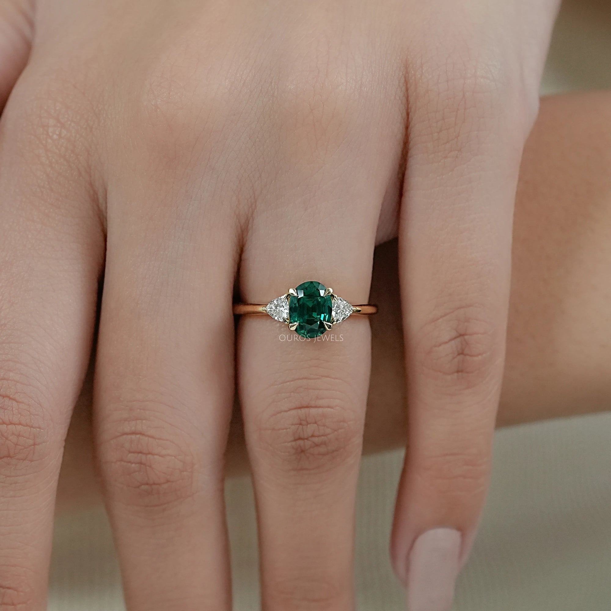 Bague à trois pierres avec pierre précieuse émeraude