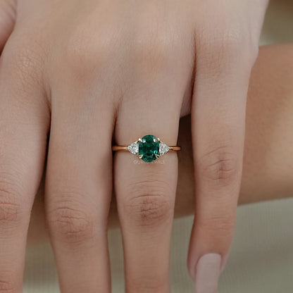 Bague à trois pierres avec pierre précieuse émeraude