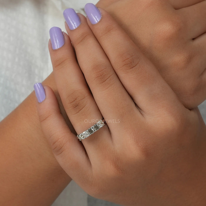 Bague à cinq pierres avec diamants cultivés en laboratoire à taille coussin