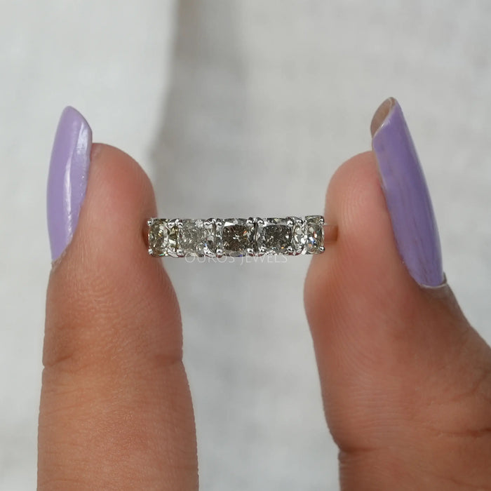 Bague à cinq pierres avec diamants cultivés en laboratoire à taille coussin