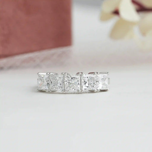 Bague à cinq pierres avec diamants de laboratoire taille princesse