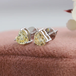 Boucles d'oreilles à tige avec diamant solitaire taille cœur jaune