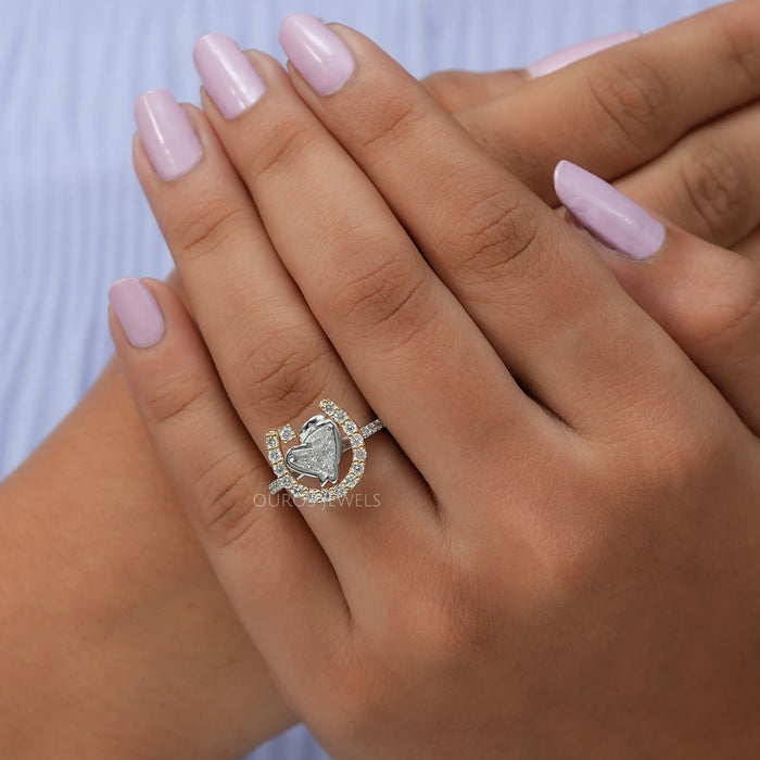 Bague en forme de fer à cheval avec diamant taillé en forme de cheval antique