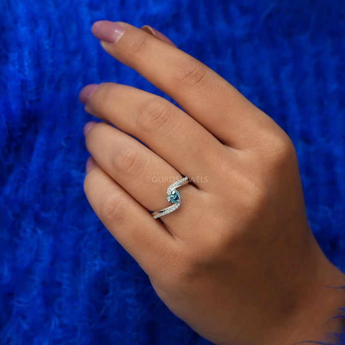 Bague avec diamant solitaire taille cœur bleu