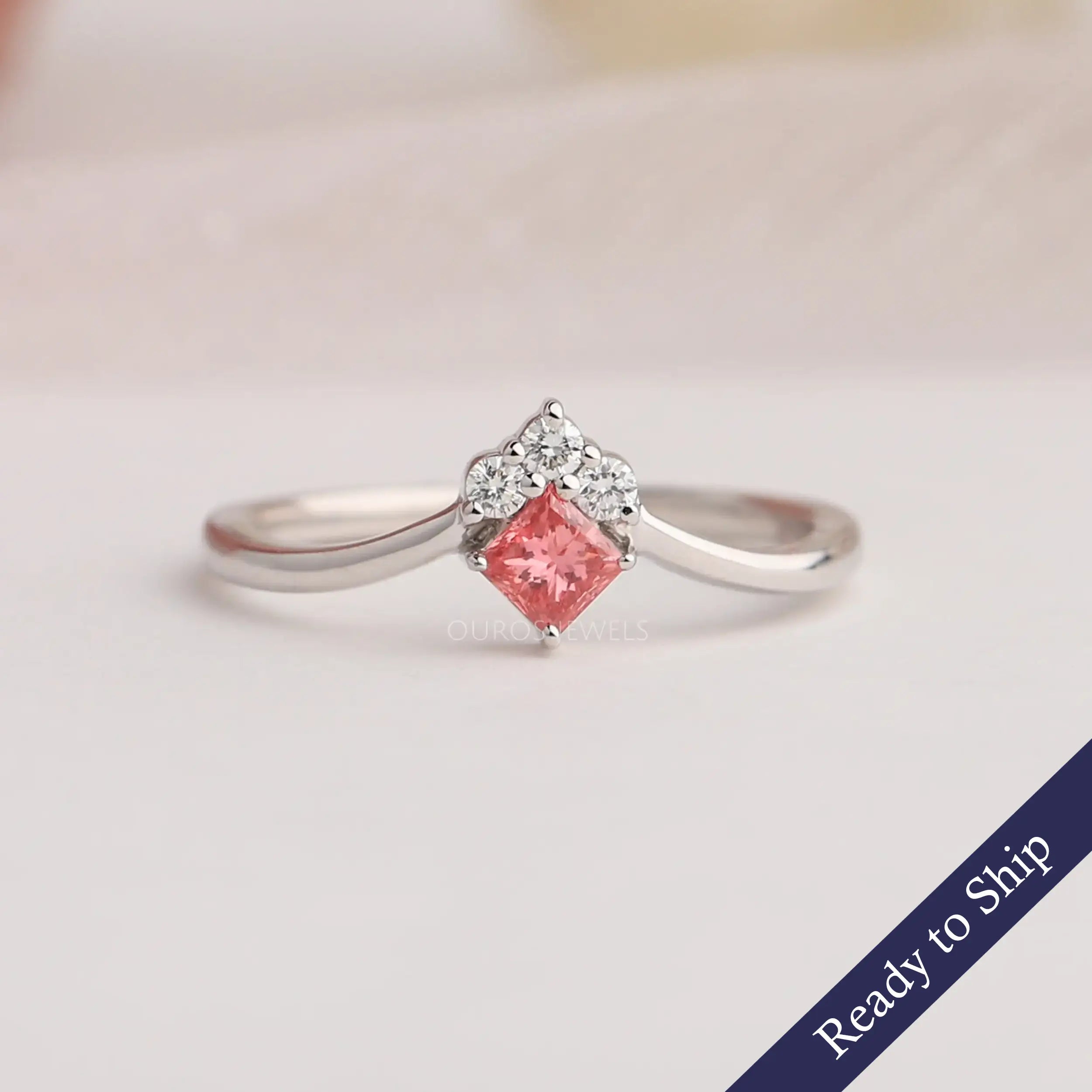 Bague délicate incurvée taille princesse rose