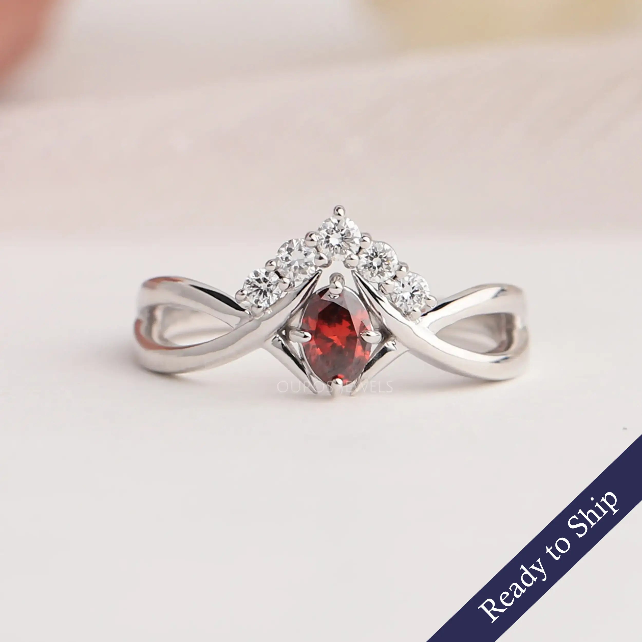 Bague délicate avec diamant ovale rouge et infini