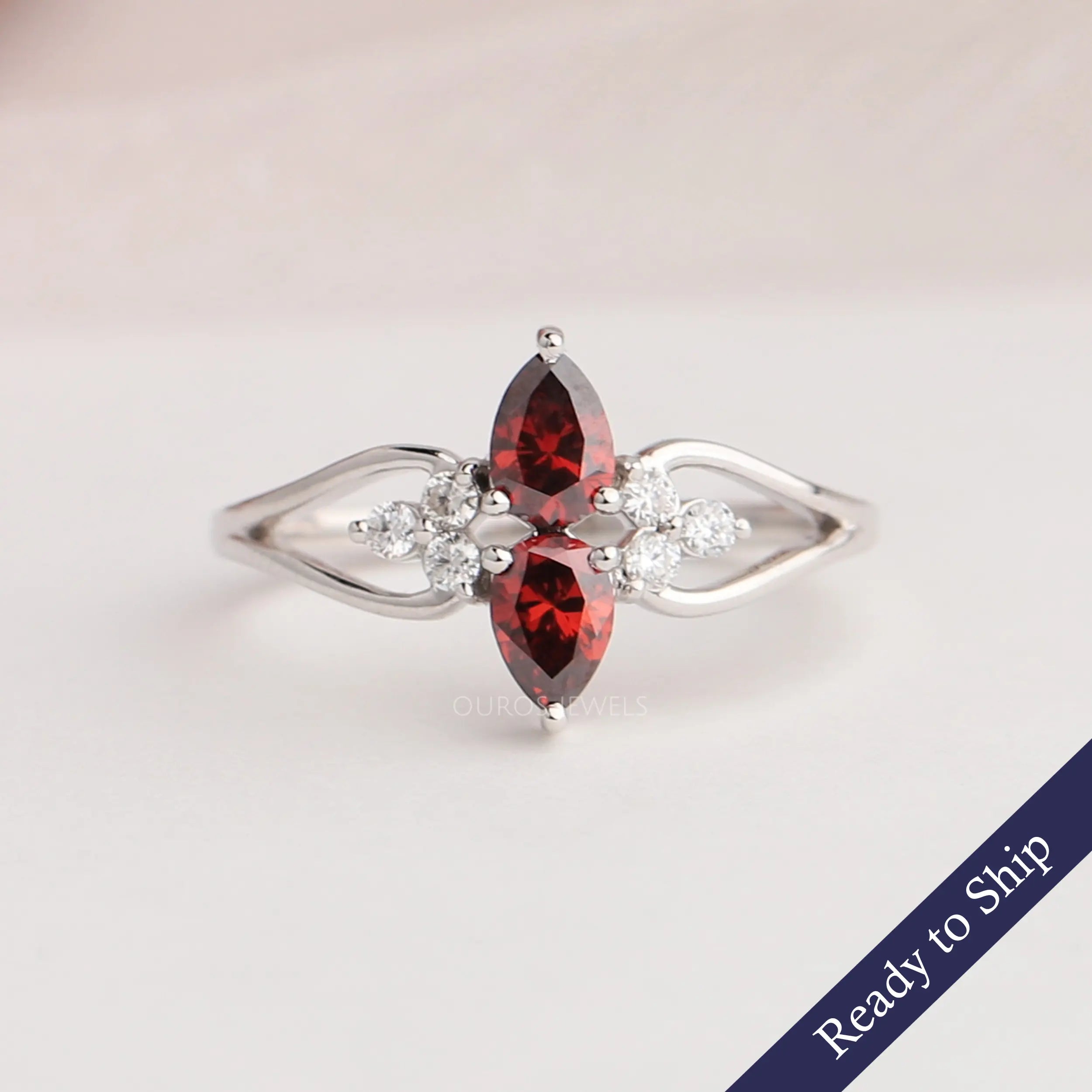 Bague délicate fantaisie avec grappe de diamants en forme de poire rouge