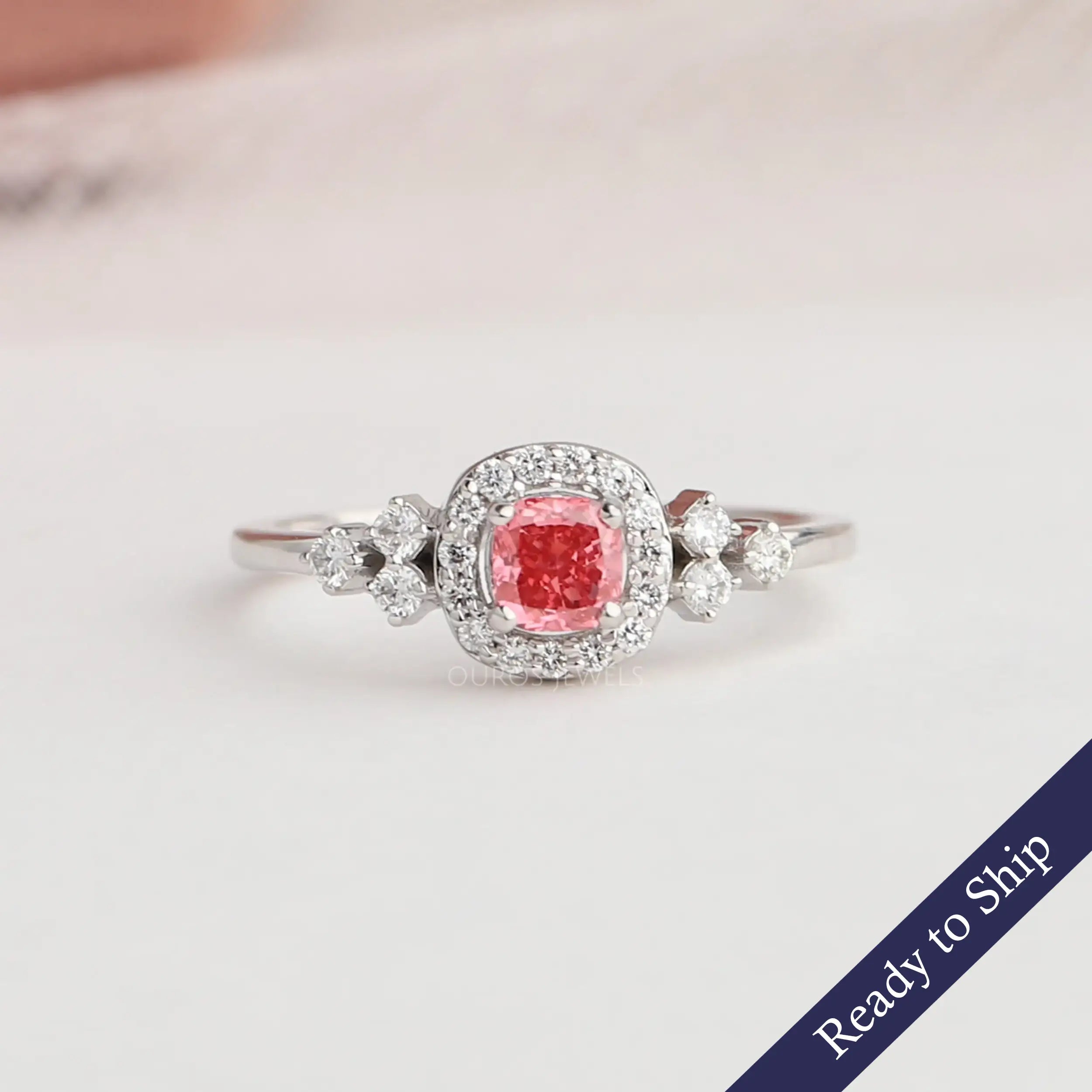 Bague de fiançailles avec halo de diamants taille coussin rose