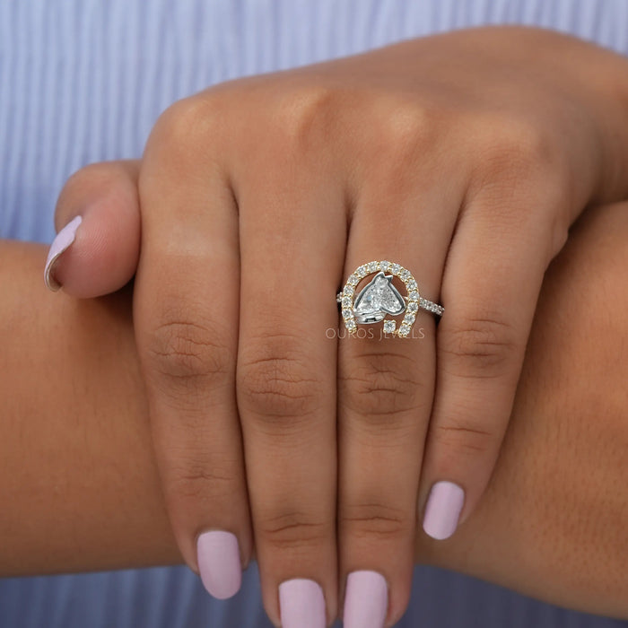 Bague en forme de fer à cheval avec diamant taillé en forme de cheval antique