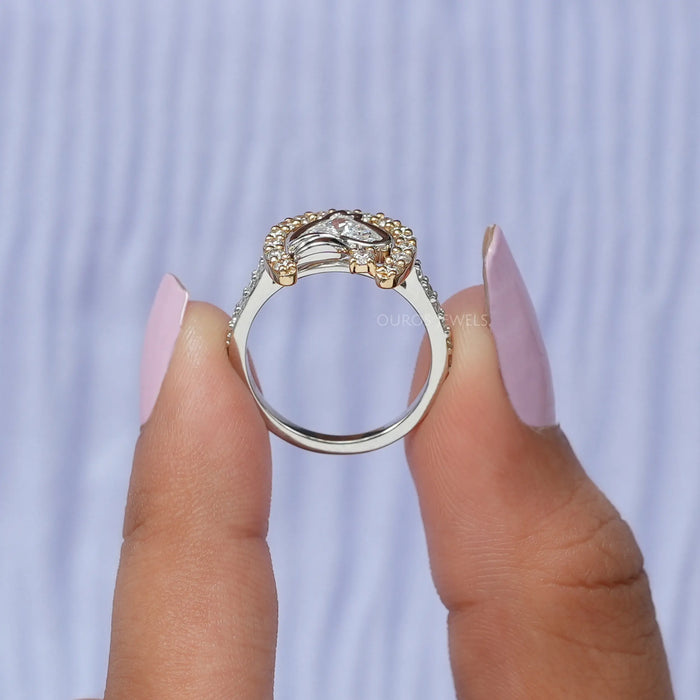 Bague en forme de fer à cheval avec diamant taillé en forme de cheval antique