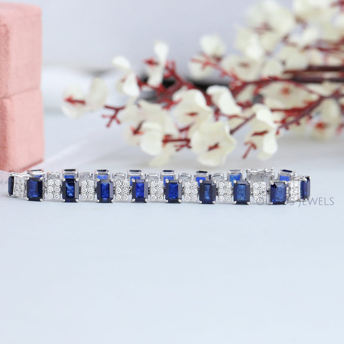 Bracelet en saphir bleu et diamants radieux pour femme