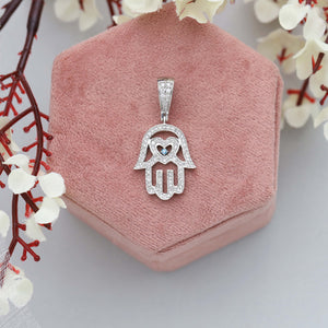 Collier en diamant de laboratoire en forme de main de Hamsa