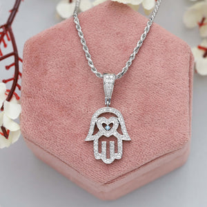 Collier en diamant de laboratoire en forme de main de Hamsa