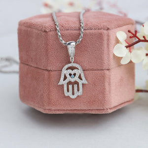 Collier en diamant de laboratoire en forme de main de Hamsa