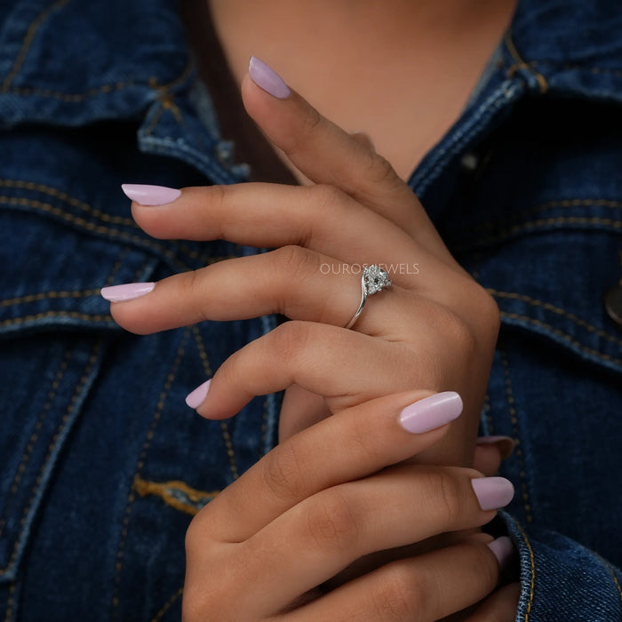 Bague vague à grappes de diamants rondes