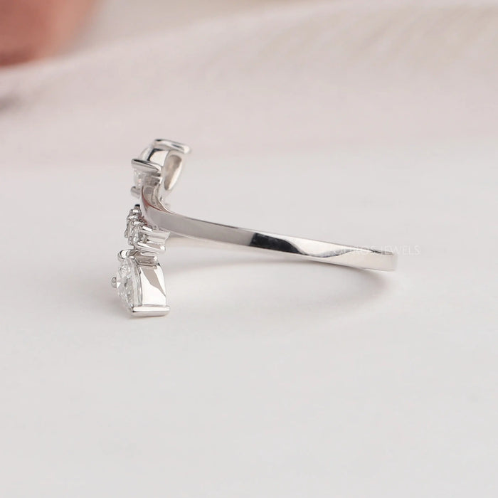 Bague de contournement avec diamants taillés en poire et en rond