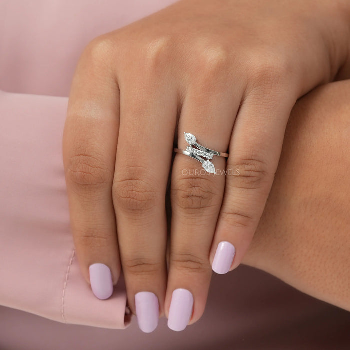 Bague de contournement avec diamants taillés en poire et en rond