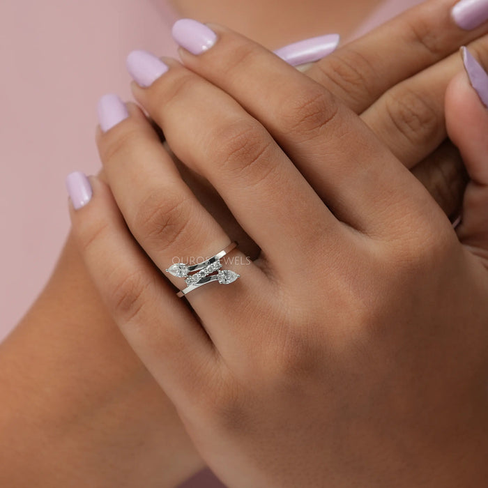 Bague de contournement avec diamants taillés en poire et en rond