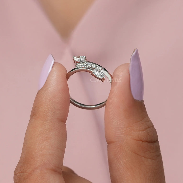 Bague de contournement avec diamants taillés en poire et en rond