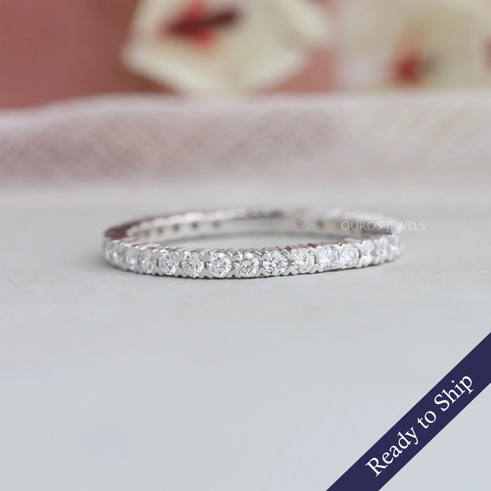 Alliance de mariage en or blanc avec diamants ronds