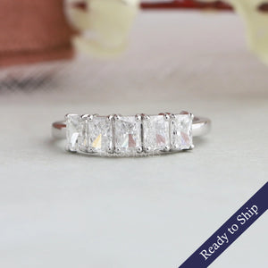 Alliance de mariage à cinq pierres avec diamants taille radiant