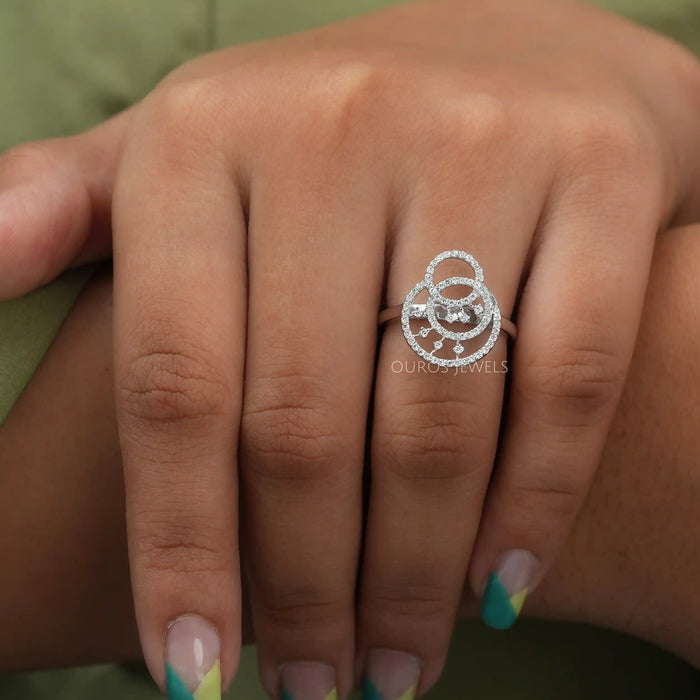 In finger look of round diamond circle dainty ring
