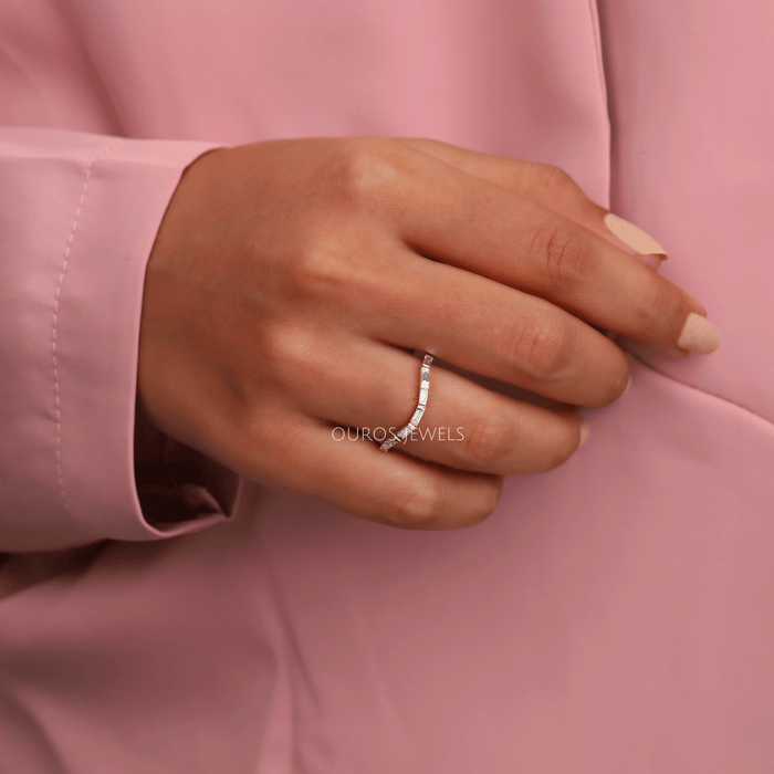 Alliance éternité incurvée à coupe baguette