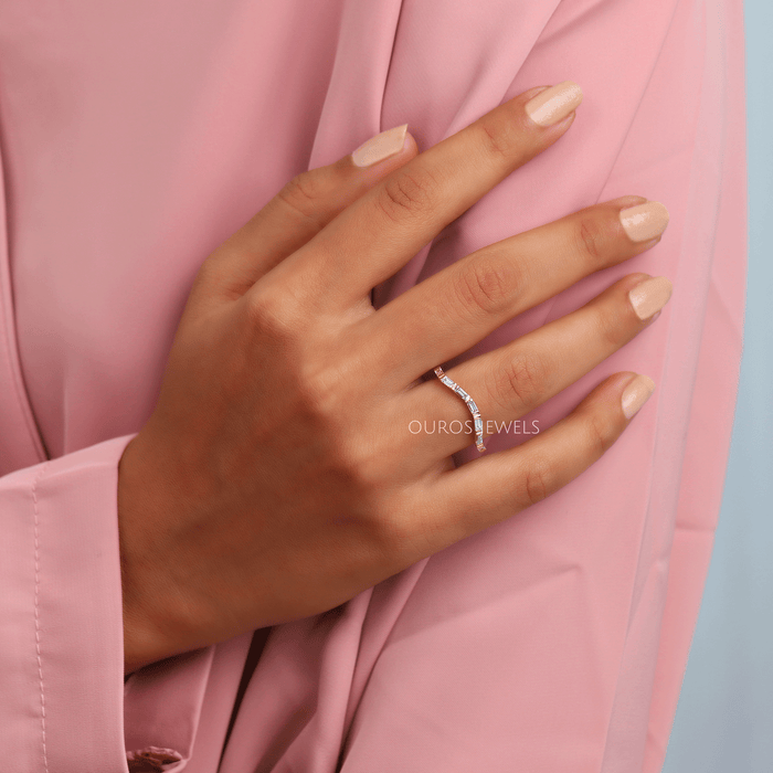 Alliance éternité incurvée à coupe baguette