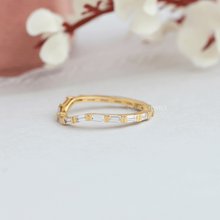 Alliance éternité incurvée à coupe baguette