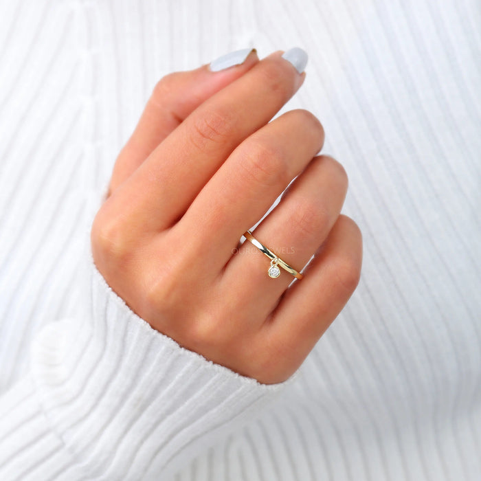 Bague pendante avec diamant rond serti clos