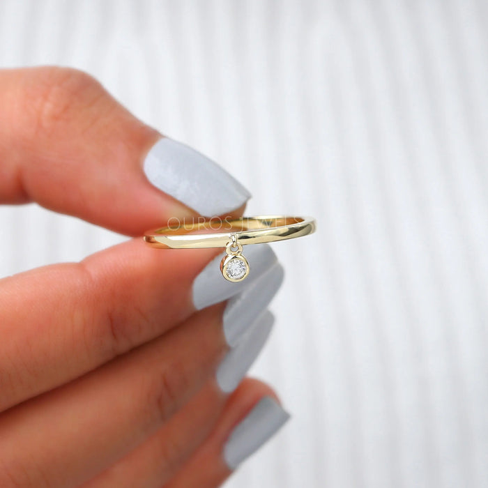 Bague pendante avec diamant rond serti clos