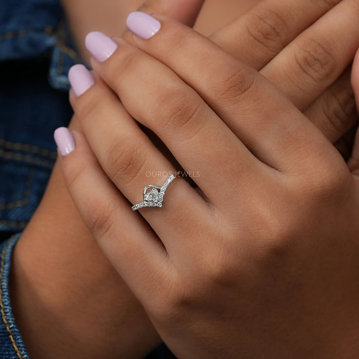 Front view of heart shaped  curved ring made of 14lk white gold. Express your never-end feelings with tis engagement ring