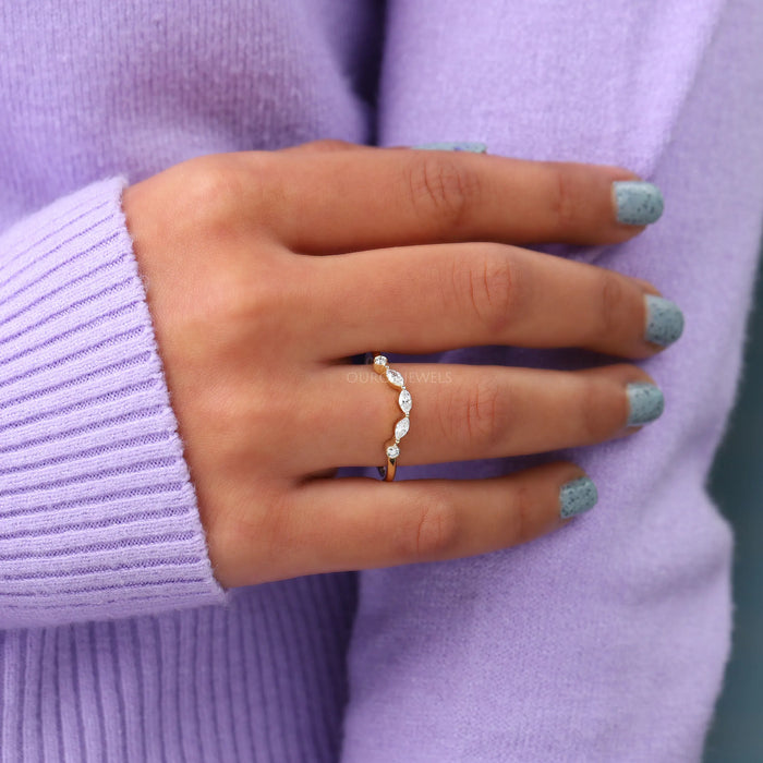 Alliance de mariage incurvée avec diamants ronds et marquise