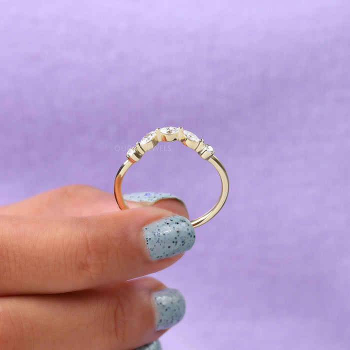 Alliance de mariage incurvée avec diamants ronds et marquise