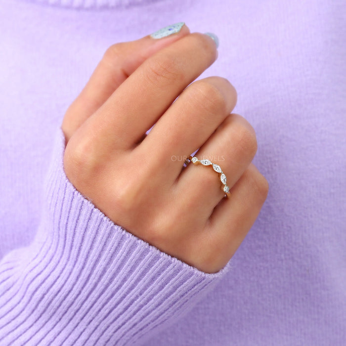 Alliance de mariage incurvée avec diamants ronds et marquise